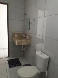 łazienka z toaletą i umywalką w obiekcie Casa PRAIA DE CARAPIBUS PB- TEMPORADA w mieście João Pessoa