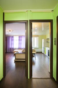 モスクワにあるStandard Brusnika Apartments Vykhinoのスライドドア2つとリビングルームが備わる客室です。