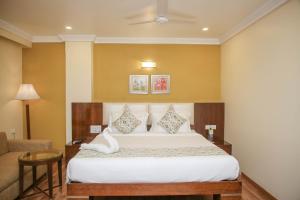 Un pat sau paturi într-o cameră la Citrus Prime Raipur