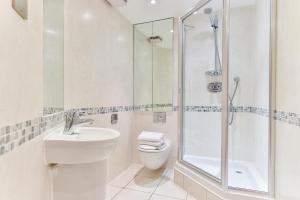 A bathroom at Shoreditch Vibe Apartments