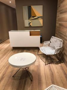 a room with two chairs and a table and a couch at Departamento 1 dormitorio - Balcón y Luz Natural cerca de la Casa Histórica in San Miguel de Tucumán