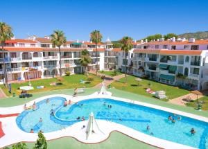 an overhead view of a large swimming pool in a resort at Apartments Kione Playa Romana Park in Alcossebre