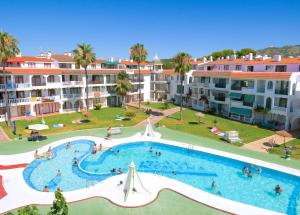 Bazén v ubytovaní Apartments Kione Playa Romana Park alebo v jeho blízkosti