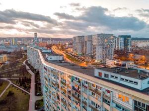 ATapartments - Comfort في غدانسك: اطلالة على مدينة بها مباني وطرق