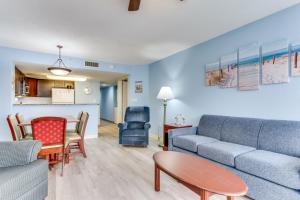 uma sala de estar com um sofá e uma mesa em Atlantica Towers Beach-side Condo w Pools em Myrtle Beach