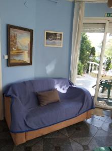 a bed in a room with a blue wall at Fehér Hintó in Miskolctapolca