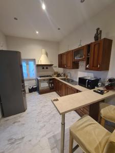 eine Küche mit einem Kühlschrank und einem Tisch darin in der Unterkunft La Casa di Marcello in Torre Annunziata