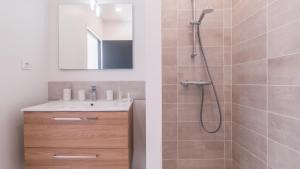 a bathroom with a shower with a sink and a mirror at 100% Relax avec Jacuzzi Privatif in Sarlat-la-Canéda +16 photos