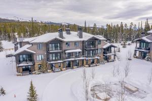 een luchtzicht op een groot huis in de sneeuw bij Gateway Condo - 15 Wildwood in Big Sky