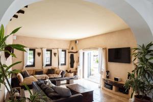 sala de estar con sofá y TV en Family Villa & Cottage in large private grounds, en Sant Josep de sa Talaia