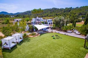 una vista aérea de una casa con césped en Family Villa & Cottage in large private grounds, en Sant Josep de sa Talaia