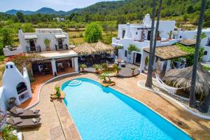 una vista aérea de una casa con piscina en Family Villa & Cottage in large private grounds, en Sant Josep de sa Talaia