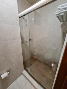W łazience znajduje się prysznic ze szklanymi drzwiami. w obiekcie Hotel Marlon w mieście Chetumal