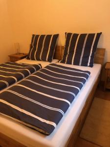 Een bed of bedden in een kamer bij Ferienwohnung Jasmin