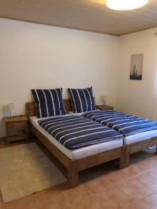 Ein Bett oder Betten in einem Zimmer der Unterkunft Ferienwohnung Jasmin