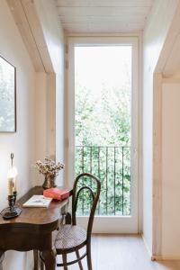 um quarto com uma mesa e cadeiras e uma janela em Villa Trisano em Bra