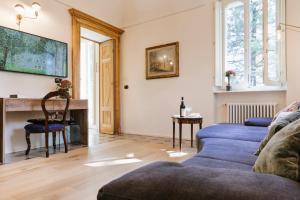 sala de estar con sofá azul y mesa en Villa Trisano, en Bra