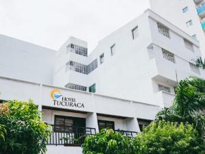 Um edifício branco com um sinal de tuberculose de Houston. em Hotel Tucuraca by DOT Tradition em Santa Marta
