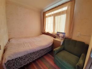 - une petite chambre avec un lit et une chaise dans l'établissement Anna B&B, à Dilidjan