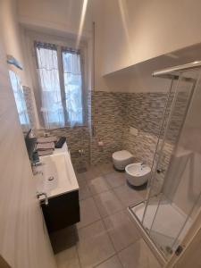 セストリ・レヴァンテにあるLe Due Baie e le Cinque Terreのバスルーム(トイレ、洗面台、シャワー付)