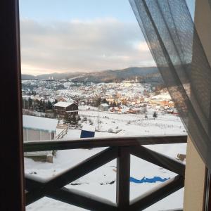Nespecifikovaný výhled na hory nebo výhled na hory při pohledu z hotelu