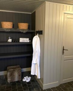 Érezée的住宿－' Au coeur de la valleé '，浴室的毛巾挂在门上