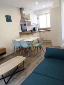 a kitchen and dining room with a table and chairs at Les Cottages Barisiens in Bar-le-Duc