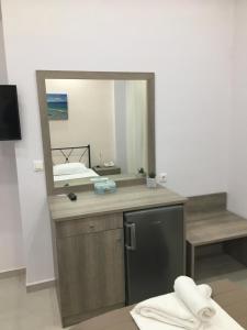 TV a/nebo společenská místnost v ubytování Anesis Hotel