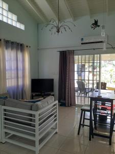 uma sala de estar com um sofá e uma mesa em CC Best Villas Tobago em Lowlands