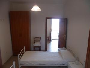 sypialnia z łóżkiem i drzwiami do korytarza w obiekcie Da Elisa w mieście Chiessi