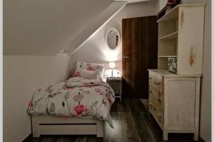 Un pat sau paturi într-o cameră la Éva Háza Nyugalom/Pihenés/Relax