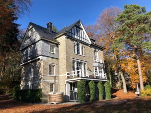 an old brick house with ivy around it at Le Soyeureux Holiday Cottage Villa Spa in Spa