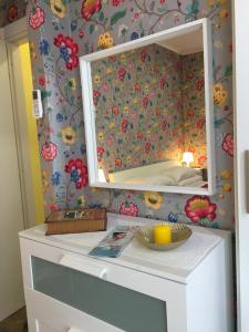 um espelho em cima de uma cómoda num quarto em B&B Paris em Pantelleria