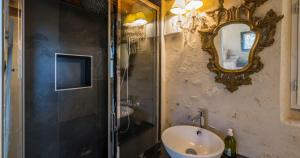 Bathroom sa La Cour du Liège-Charming renovated country estate