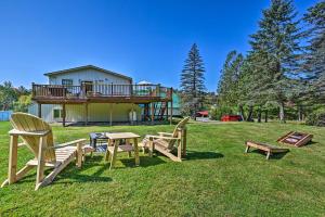 Zahrada ubytování Cozy Apt with Hot Tub and Deck, 10 Mi to Stowe Resort!