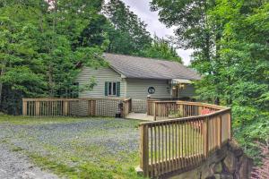 Photo de la galerie de l'établissement Warm Wooded Cabin with 2-Story Deck and Mountain View!, à Beech Mountain