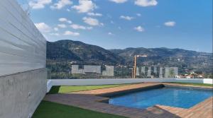 une piscine sur le toit d'une maison dans l'établissement Maximos Luxury Villa with Pool -BREAKBOOKING-CY, à Limassol