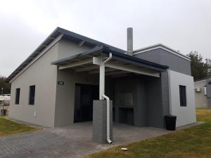 ein Haus mit einer Garage mit Dach in der Unterkunft ATKV Hartenbos in Hartenbos