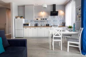 Kuchyňa alebo kuchynka v ubytovaní APARTAMENTY "LA VILLA" SUPERIOR II z dwoma sypialniami, balkonem, parkingiem, blisko centrum