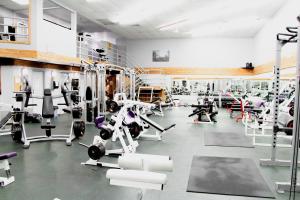 een fitnessruimte met verschillende loopbanden en machines bij Canad Inns Destination Centre Portage la Prairie in Portage La Prairie