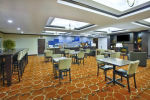 Holiday Inn Express & Suites Washington - Meadow Lands, an IHG Hotel tesisinde bir restoran veya yemek mekanı