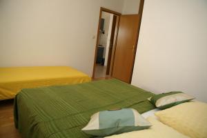 Postel nebo postele na pokoji v ubytování Apartments Davor & Marija Sosic