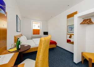 TV a/nebo společenská místnost v ubytování City Hotel-Pension Brandenburg