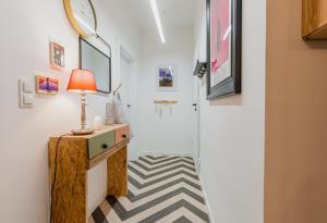 a hallway with a desk and a lamp on a table at E&A Royal Luxury Apartments, Bydgoszcz - SKYLINE in Bydgoszcz