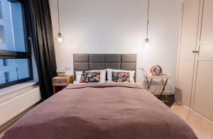 Giường trong phòng chung tại E&A Royal Luxury Apartments, Bydgoszcz - SKYLINE