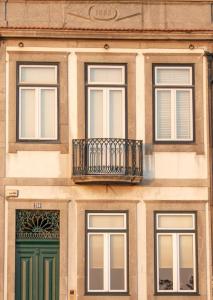 a building with a green door and a balcony at Apartment by the Sea in Porto