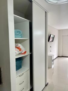 armadio bianco con specchio in una stanza di APART Caballito a Buenos Aires