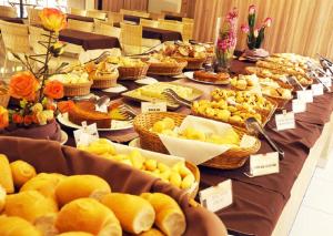 a long table filled with different types of food at ALTA VISTA THERMAS RESORT in Caldas Novas