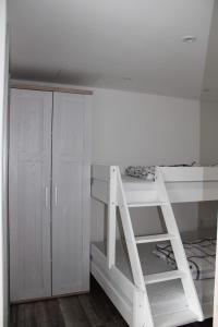 Poschodová posteľ alebo postele v izbe v ubytovaní Ubytovanie Ľaľa