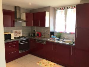 Una cocina o cocineta en Rochire Location 2